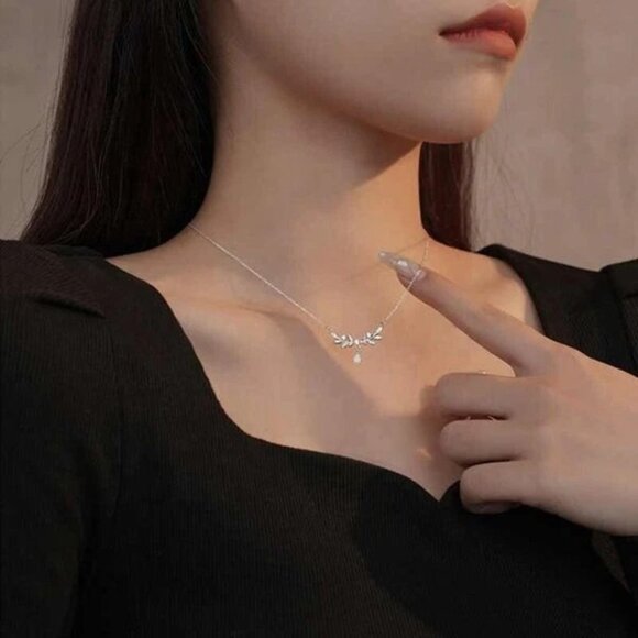 925 Sterling Silver Zircon Necklace – Elegant Leaf Pendant for Women - Picture 2 of 6